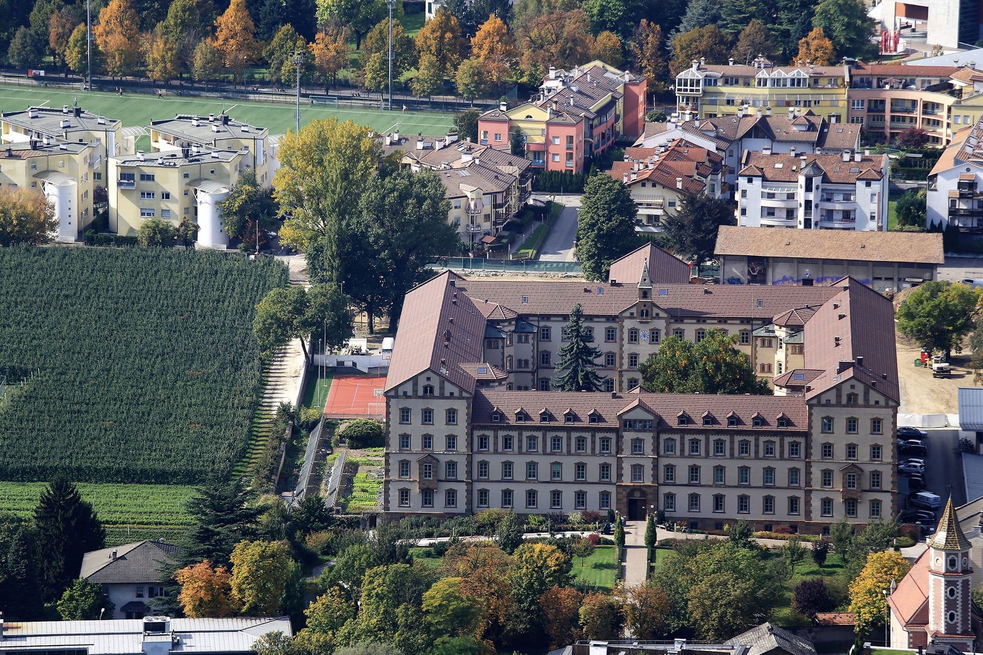 Das Vinzentinum in Brixen aus der Vogelperspektive, eingebettet zwischen Weinbergen und Stadt